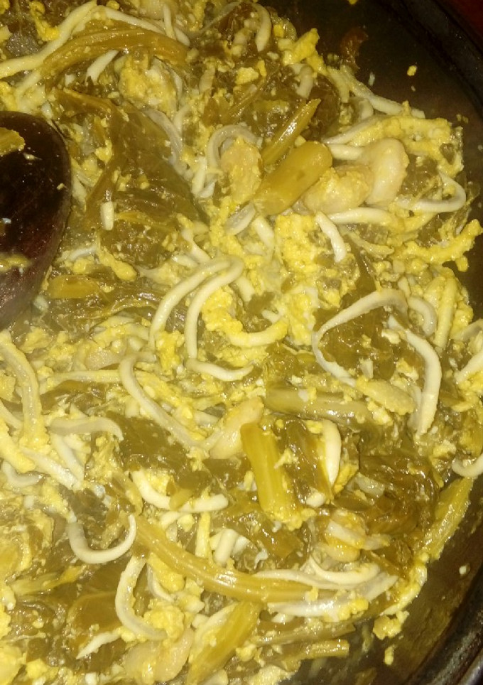 Una foto de Revuelto de berzas con gambas y gulas