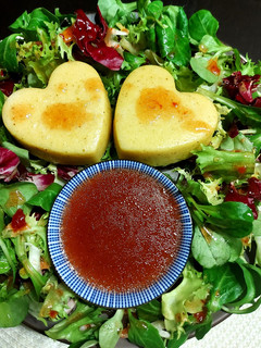 Una foto de Flan di Parmigiano en ensalada con vinagreta de frutos rojos