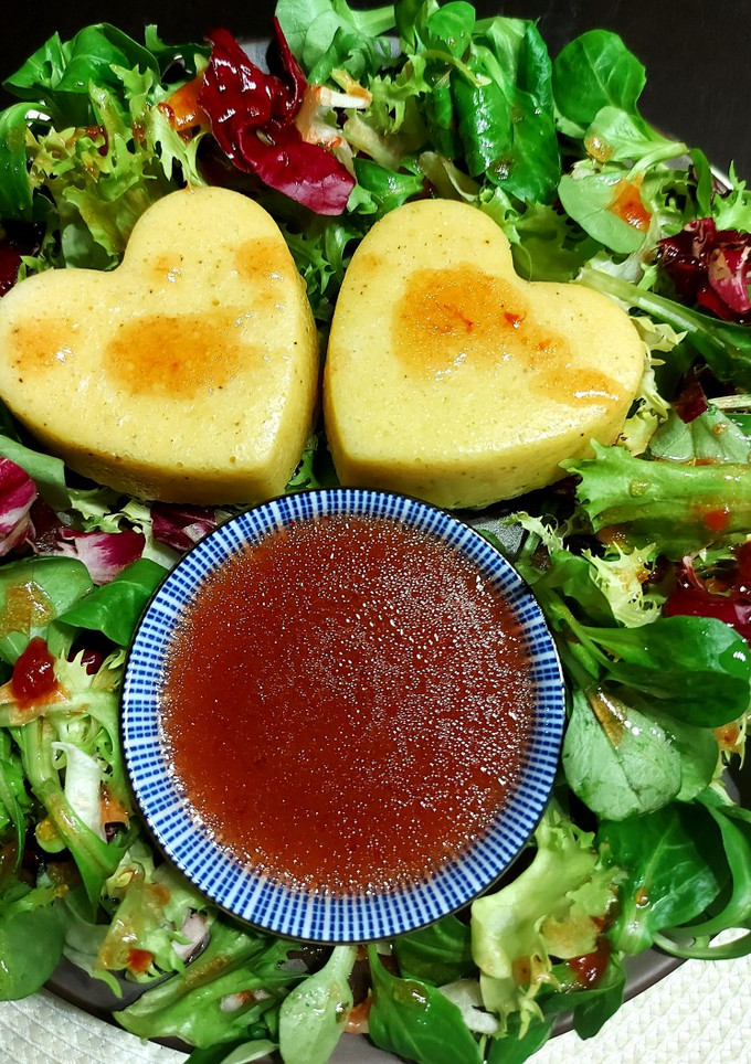 Una foto de Flan di Parmigiano en ensalada con vinagreta de frutos rojos