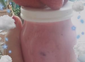 Una foto de YOGURT DE FRUTILLAS (TIPO BEBIBLE) CASERO😍❤🍓🍓🍓