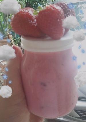 Una foto de YOGURT DE FRUTILLAS (TIPO BEBIBLE) CASERO😍❤🍓🍓🍓