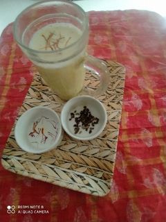 કેસર એલચીયુક્ત દૂધ (Kesar Elaichi Milk Recipe In Gujarati) રેસીપી મુખ્ય ફોટો