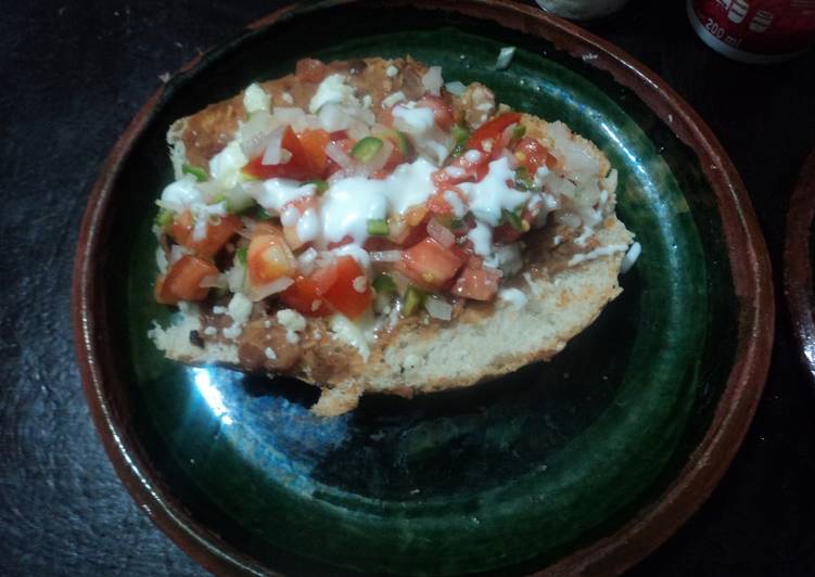 Molletes a la mexicana