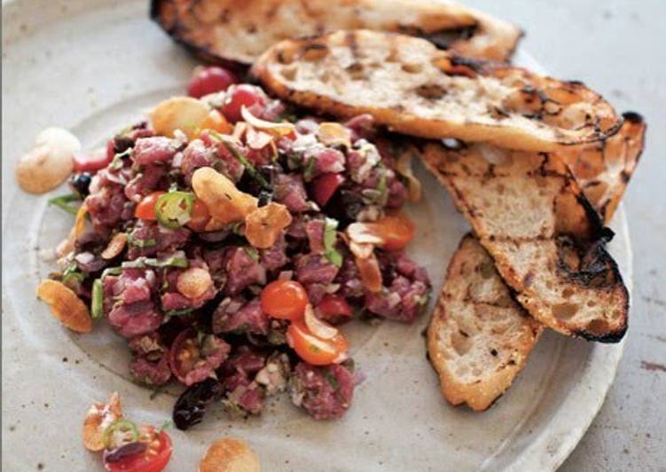 How to Prepare Homemade Venison tartare with vinaigrette and garlic chips