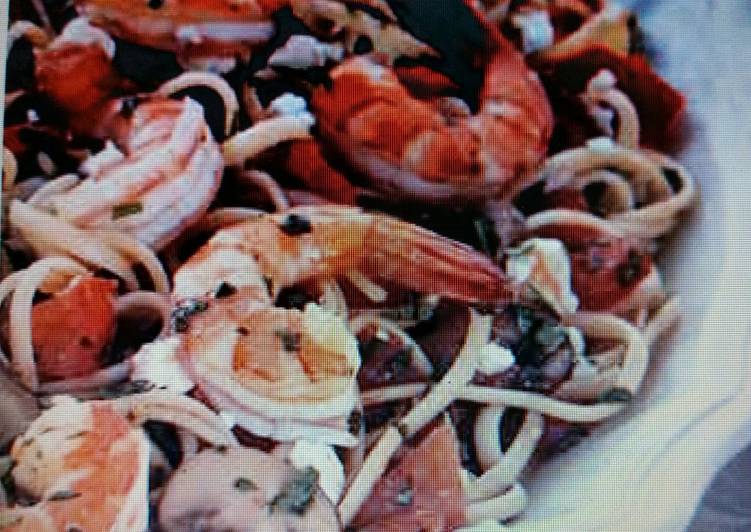 Simple Way to Prepare Homemade Linguini w/shrimp and plum tomatoes