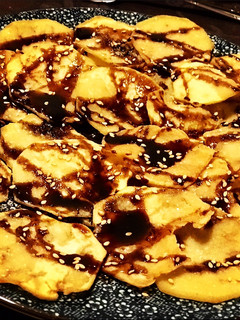 Una foto de Chips de berenjena con miel de caña y sésamo