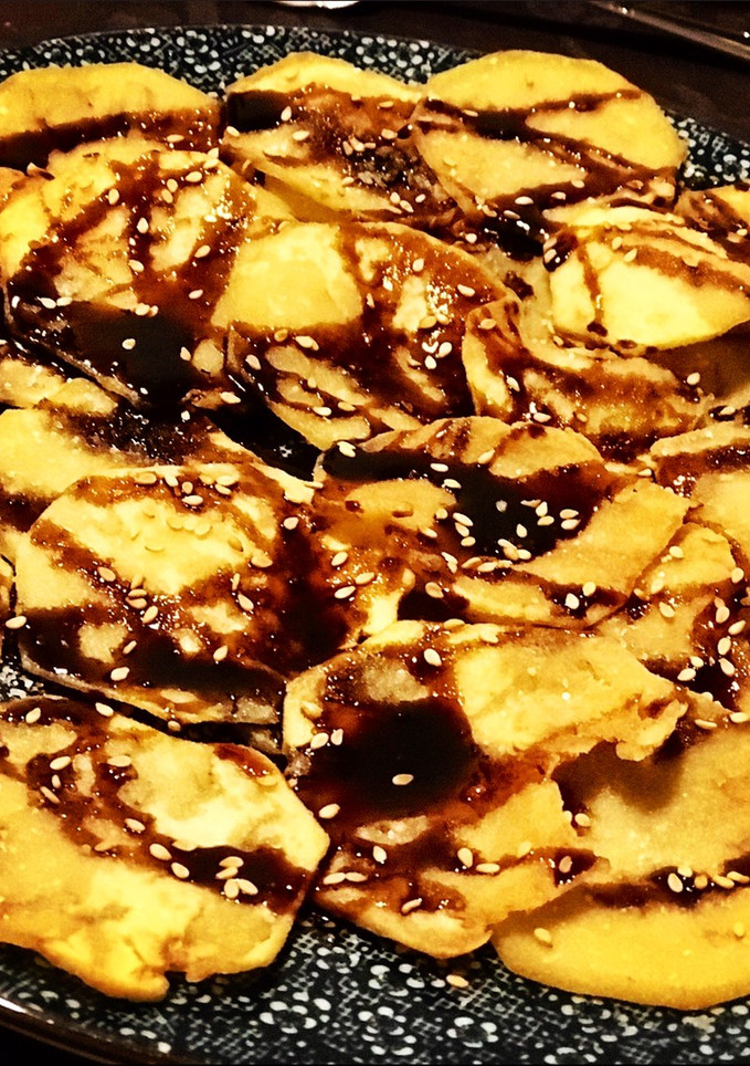 Una foto de Chips de berenjena con miel de caña y sésamo