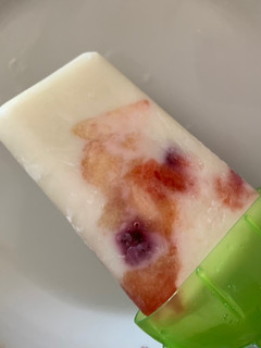 Una foto de Polos de yogur con frutas