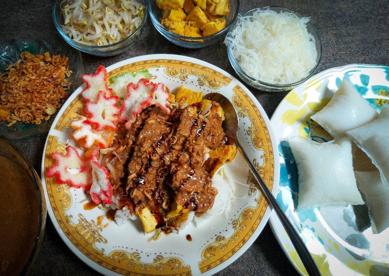 Tahu lontong bumbu petis