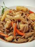 Pollo con almendras y fideos soba