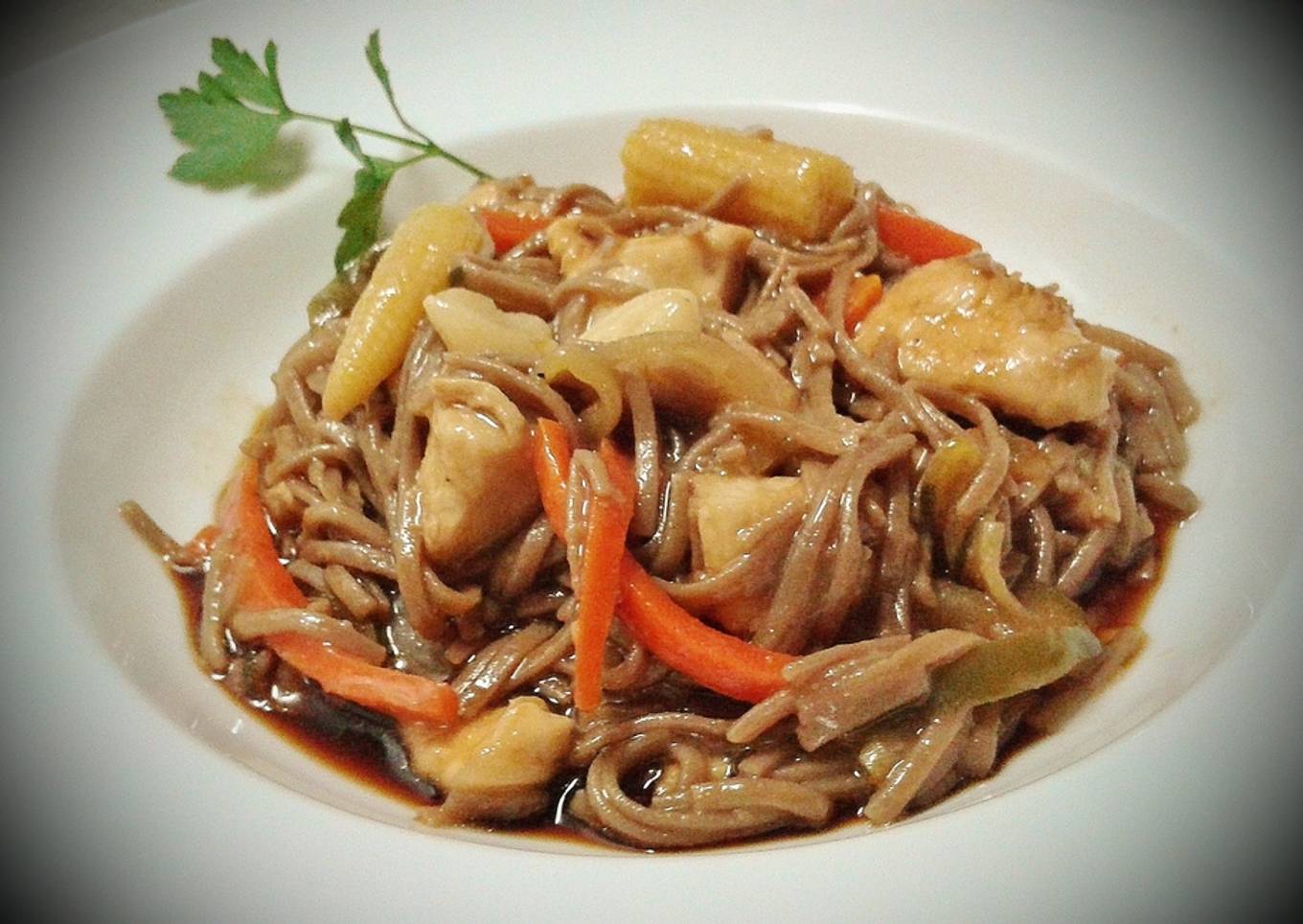 Pollo con almendras y fideos soba