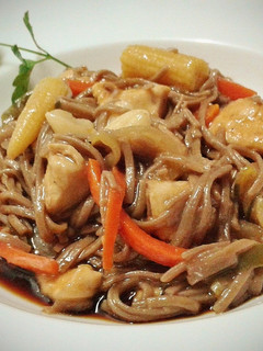 Una foto de Pollo con almendras y fideos soba