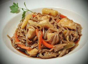 Foto principal de Pollo con almendras y fideos soba