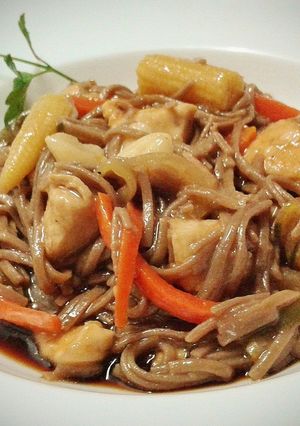 Una foto de Pollo con almendras y fideos soba