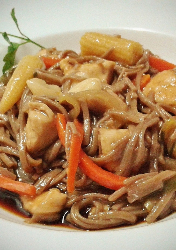 Una foto de Pollo con almendras y fideos soba