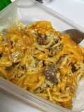 Pasta blanca con hongos y chuleta