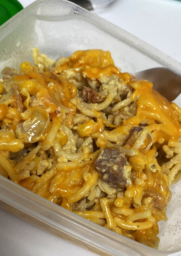 Una foto de Pasta blanca con hongos y chuleta