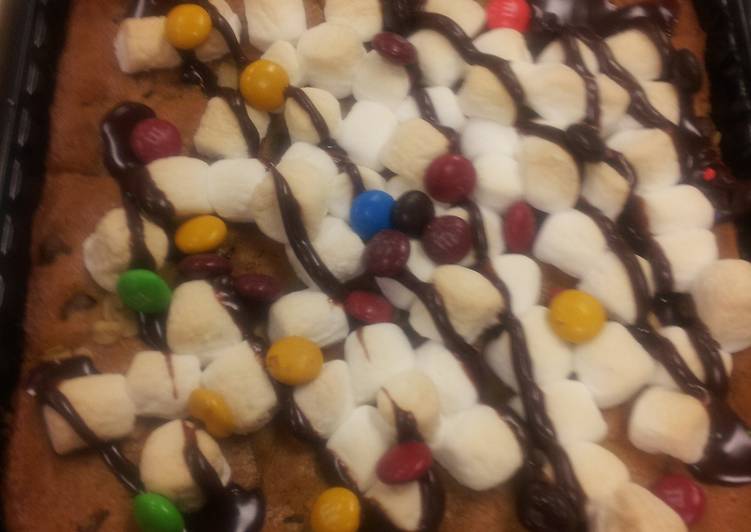 Gooey chocolate chip cookie bar Gooey chocolate chip cookie bar