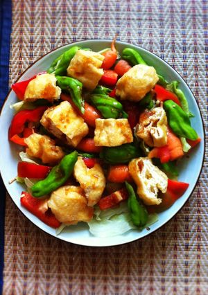 รูปของ สลัดพริกญี่ปุ่นเต้าหู้ทอด(ShiShiTo Salad)