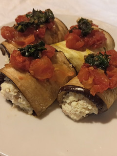 Una foto de Rollitos o Mini canelones de berenjenas, rellenos de ricota y nuez