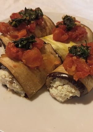 Una foto de Rollitos o Mini canelones de berenjenas, rellenos de ricota y nuez