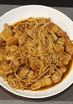 金針菇炒五花肉 的食譜成品照片