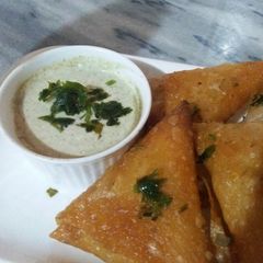 Homemade veg samosas with hari chutney A picture of Homemade veg samosas with hari chutney.