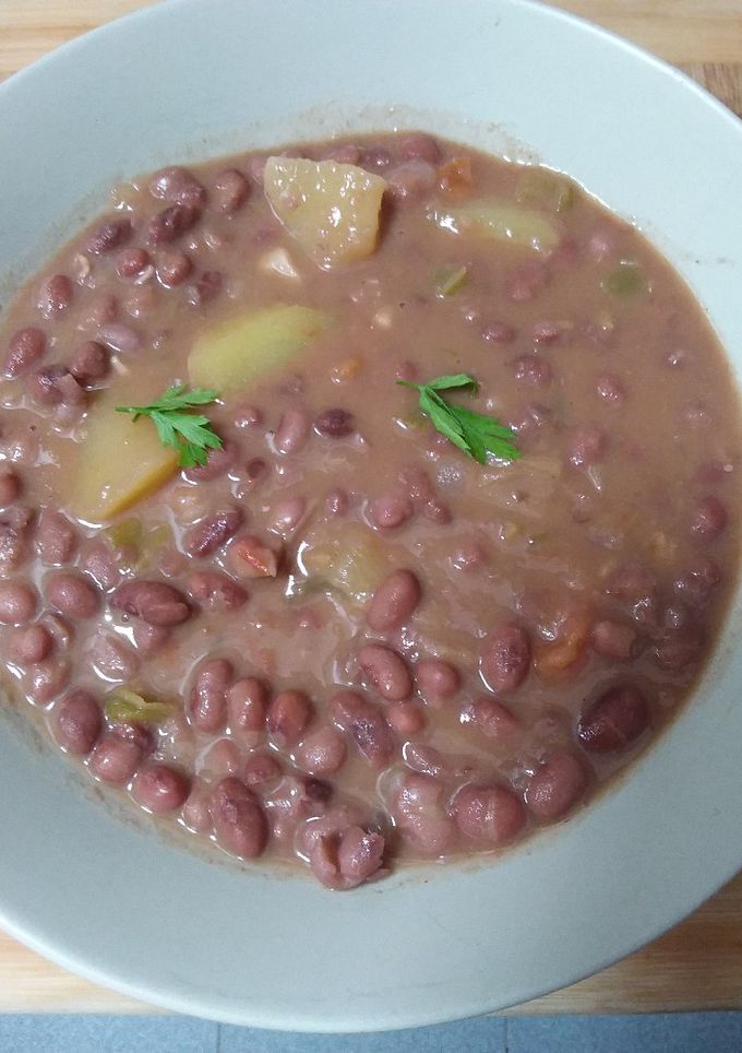 Una foto de 🫘Alubias de Anguiano (caparrones) estofadas🧅🥔🫑