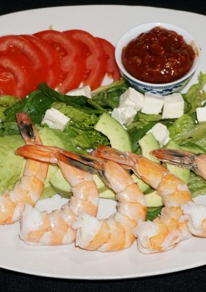 Una foto de Camarones con salsa cóctel al jengibre