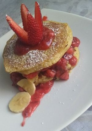 Una foto de Pancakes de banana con dulce de fresa