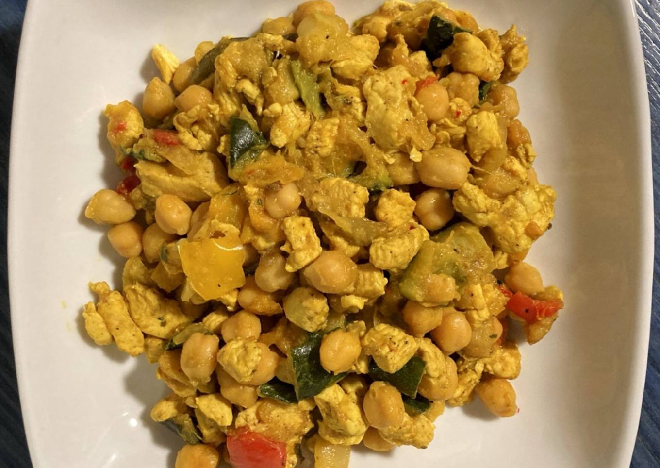 Curry de pollo, garbanzos y verduras