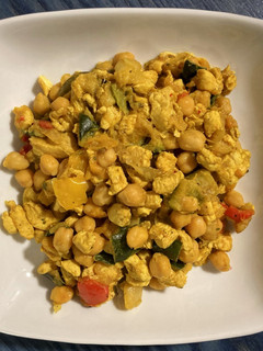 Una foto de Curry de pollo, garbanzos y verduras