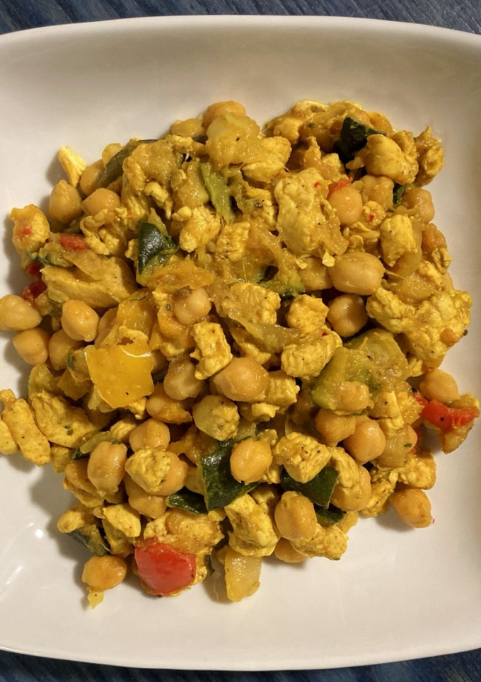 Una foto de Curry de pollo, garbanzos y verduras