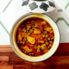A picture of Potato peas curry.