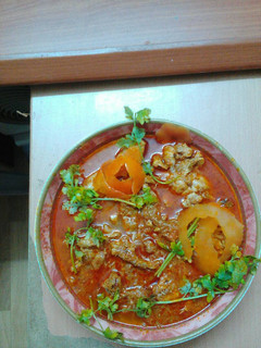 A picture of Chappathi with chicken curry.