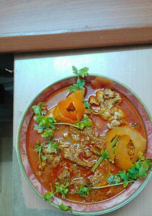 A picture of Chappathi with chicken curry.