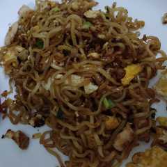 A picture of Mie goreng pedas.