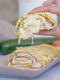 Una foto de Rollo de calabacín con jamón y queso