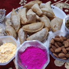 A picture of Holi ke Rang,Gujiya ke Sang.