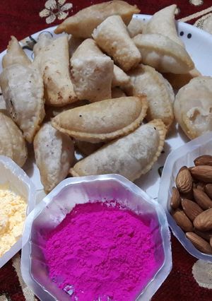 A picture of Holi ke Rang,Gujiya ke Sang.