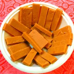 A picture of Kesariya kaju katli.