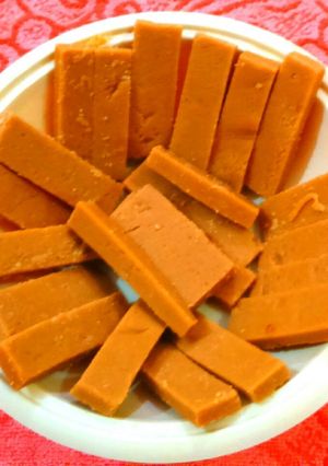 A picture of Kesariya kaju katli.