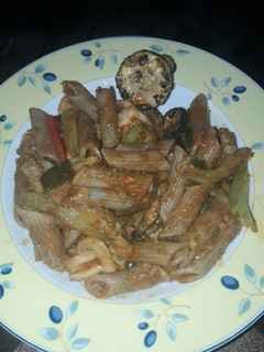 Una foto de Pasta integral con verduras