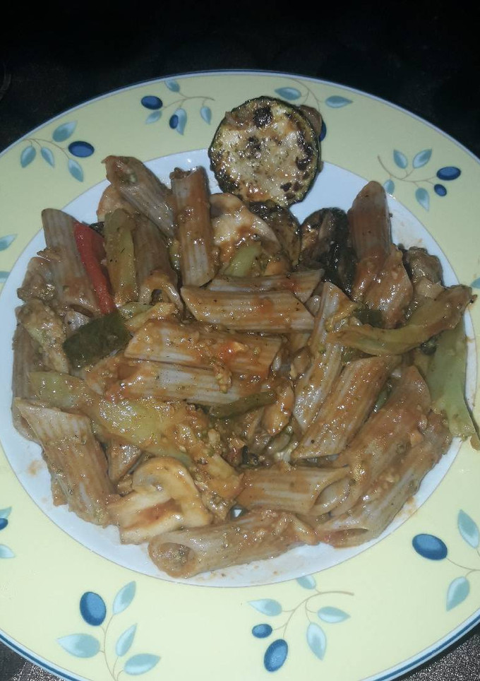 Una foto de Pasta integral con verduras