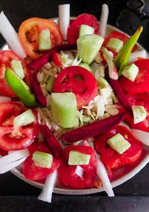 મિક્સસલાડ(Mix Salad Recipe in Gujarati) રેસીપી મુખ્ય ફોટો