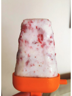 Una foto de Helado casero de crema y frutillas