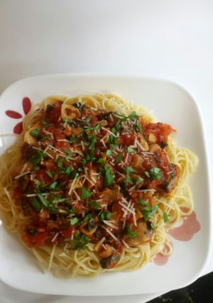 A picture of Fresh Garlic-Basil Pomodoro with Mushrooms.