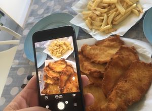 Una foto de Milanesas de pollo con papas fritas 🍟