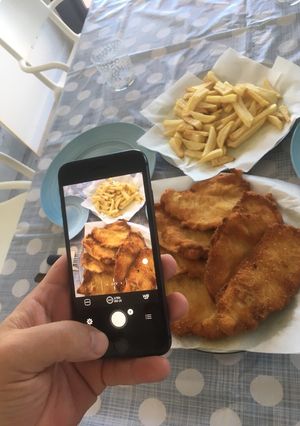 Una foto de Milanesas de pollo con papas fritas 🍟