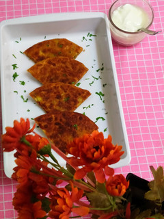 क्रिस्पी, स्पाइसी आलू पनीर पराठा (Crispy, Spicy aloo Paneer Paratha) रेसिपी मुख्य फोटो